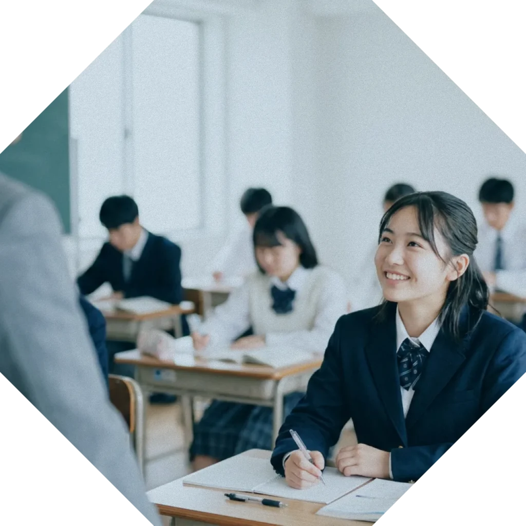 生徒がノートをとりながら微笑んでいる様子